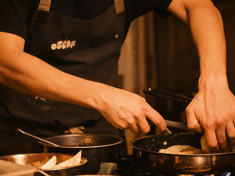 Chef privé à Nantes en préparation d’un plat en cuisine